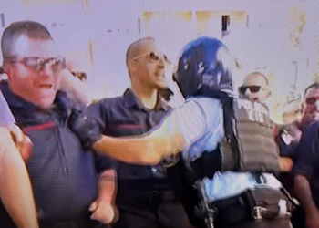 Polícia já agride bombeiros