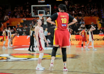 Basquetebol | Adolescente de 2,2 metros Zhang Ziyu faz sonhar a WNBA