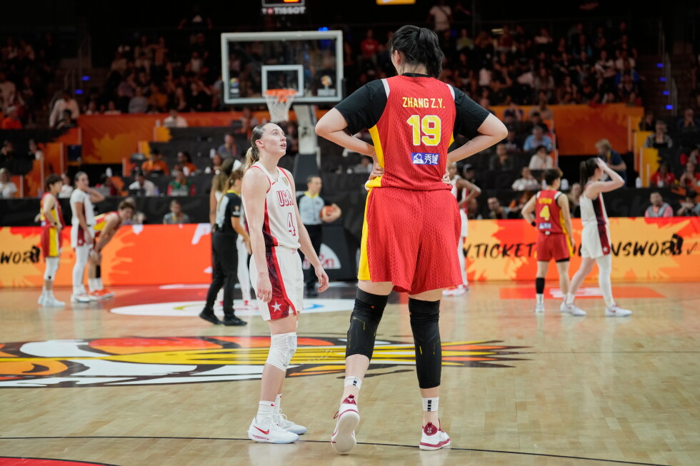 Basquetebol | Adolescente de 2,2 metros Zhang Ziyu faz sonhar a WNBA